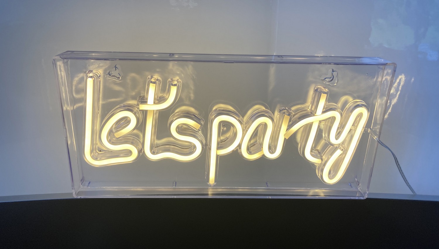 lets party reklamní nápis světelný neon svítící led