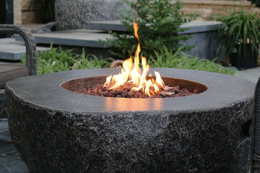 zahradní stolek s ohništěm ve tvaru kamene zula plynové ohniště