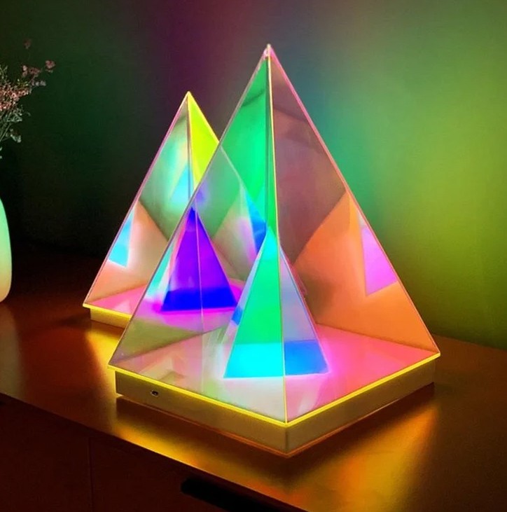 Pyramida barevná 3D - stolní lampa akrylová zrcadlová dekorace na stol