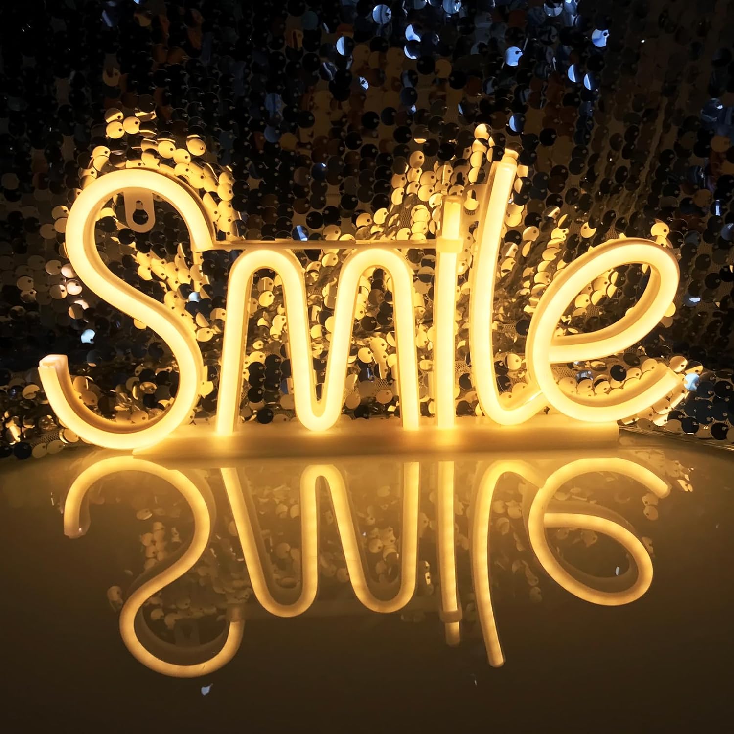 Smile úsměv led svítící napis na zeď neon
