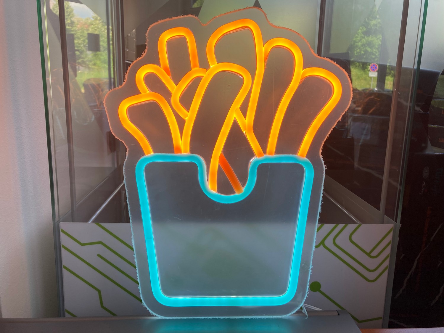 hranolky - reklamní LED napis na zeď svítící neon logo